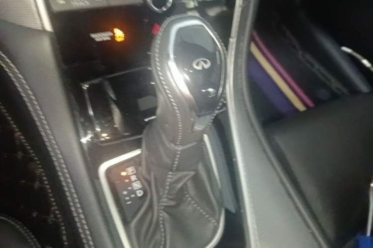 Used Infiniti Q50L 2018 2.0T Enjoyment Version China VI Standard Gear Lever
