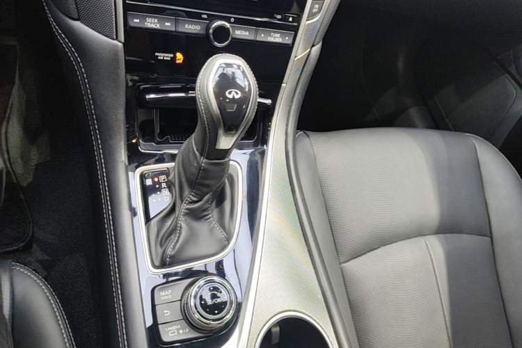 Used Infiniti Q50L 2018 2.0T Enjoyment Version China VI Standard Gear Lever