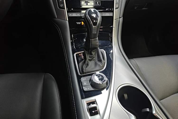 Used Infiniti Q50L 2018 2.0T Enjoyment Version China VI Standard Gear Lever