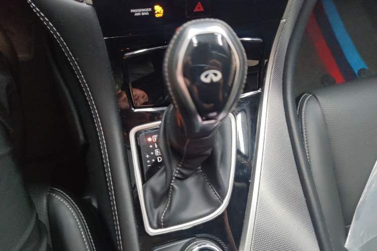 Used Infiniti Q50L 2018 2.0T Enjoyment Version China VI Standard Gear Lever
