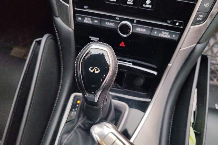 Used Infiniti Q50L 2018 2.0T Enjoyment Version China VI Standard Gear Lever