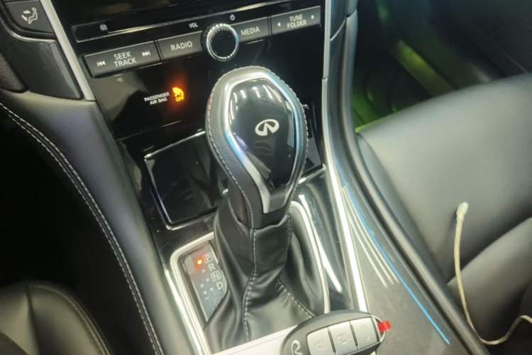 Used Infiniti Q50L 2018 2.0T Comfort Edition China VI Standard Gear Lever