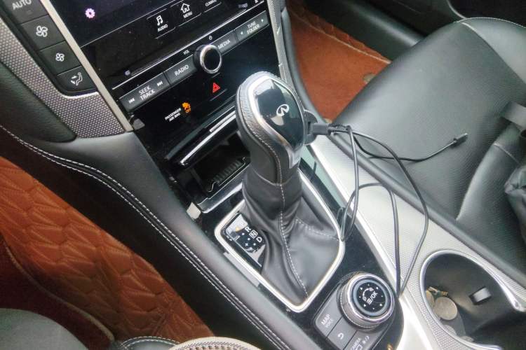 Used Infiniti Q50L 2018 2.0T Enjoyment Version China VI Standard Gear Lever