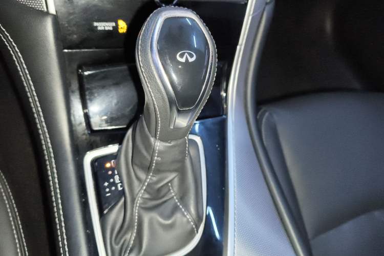 Used Infiniti Q50L 2018 2.0T Enjoyment Version China V Standard Gear Lever