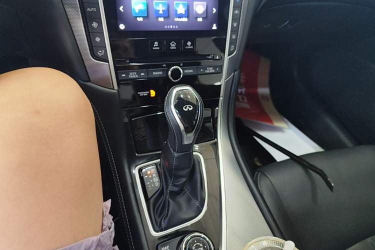 Used Infiniti Q50L 2018 2.0T Enjoyment Version China VI Standard Gear Lever