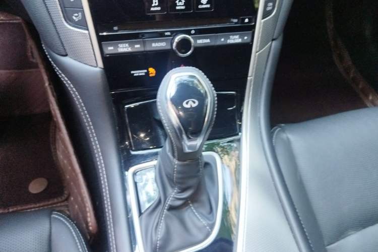 Used Infiniti Q50L 2018 2.0T Enjoyment Edition China V standard Gear Lever
