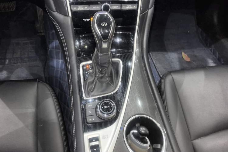 Used Infiniti Q50L 2018 2.0T Comfort Edition China VI Standard Gear Lever