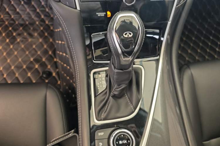 Used Infiniti Q50L 2018 2.0T Comfort Edition China VI Standard Gear Lever