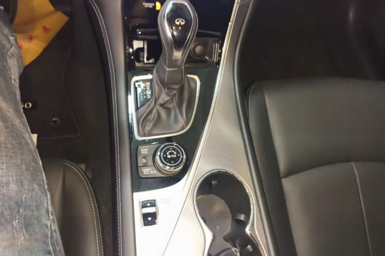 Used Infiniti Q50L 2018 2.0T Enjoyment Version China VI Standard Gear Lever
