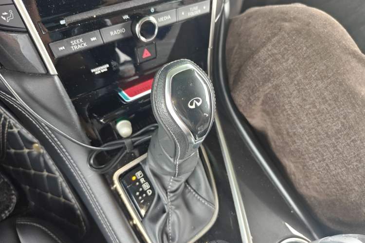Used Infiniti Q50L 2018 2.0T Comfort Edition China V Standard Gear Lever