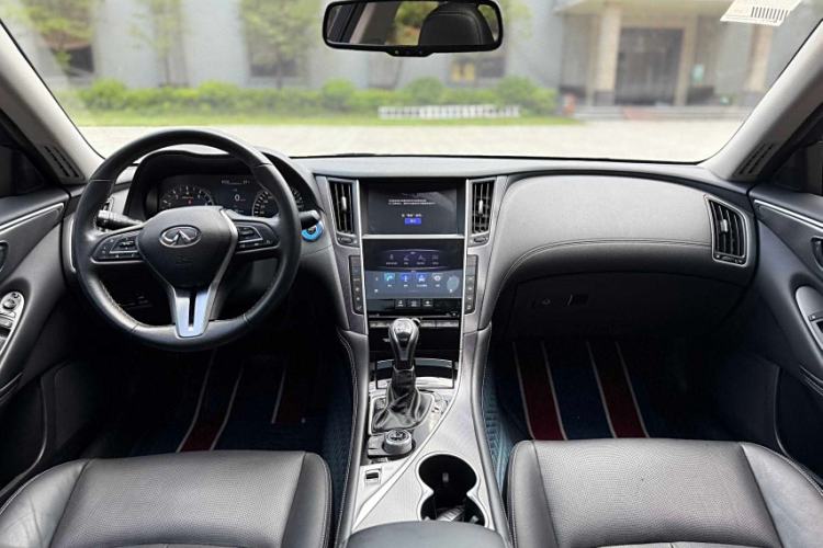 Used Infiniti Q50L 2018 2.0T Enjoyment Version China VI Standard Interior 1