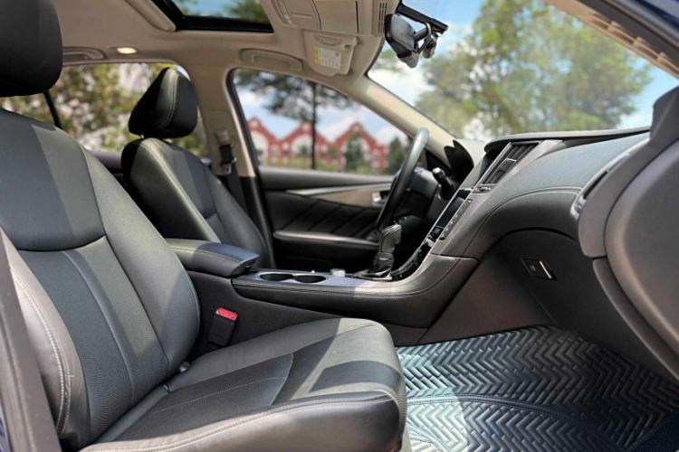 Used Infiniti Q50L 2018 2.0T Enjoyment Version China VI Standard Interior 10