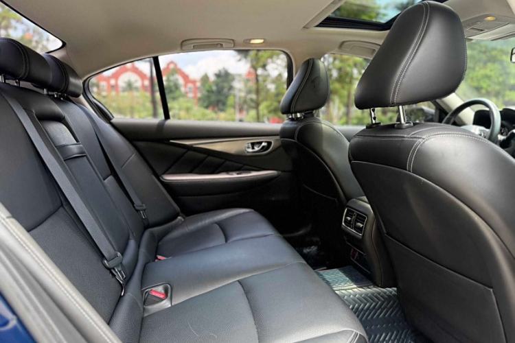 Used Infiniti Q50L 2018 2.0T Enjoyment Version China VI Standard Interior 11