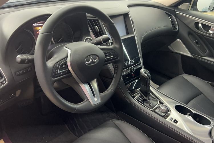 Used Infiniti Q50L 2018 2.0T Enjoyment Version China VI Standard Interior 2
