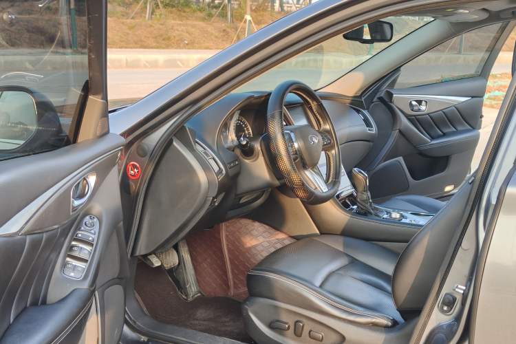 Used Infiniti Q50L 2018 2.0T Enjoyment Version China VI Standard Interior 4