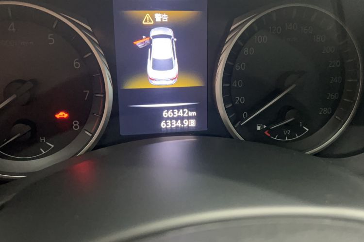 Used Infiniti Q50L 2018 2.0T Enjoyment Version China VI Standard Odometer Close Up