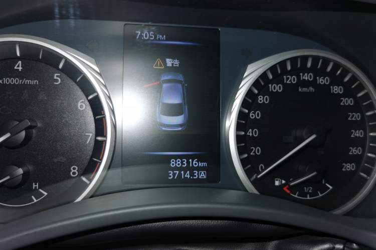 Used Infiniti Q50L 2018 2.0T Enjoyment Edition China V standard Odometer Close Up