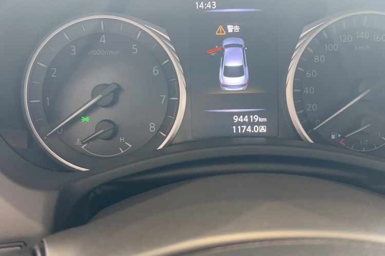 Used Infiniti Q50L 2018 2.0T Enjoyment Version China VI Standard Odometer Close Up