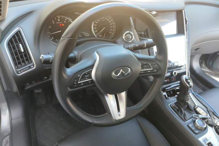 Used Infiniti Q50L 2018 2.0T Enjoyment Version China VI Standard Steering Wheel