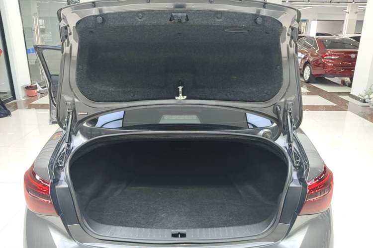 Used Infiniti Q50L 2018 2.0T Enjoyment Version China VI Standard Trunk