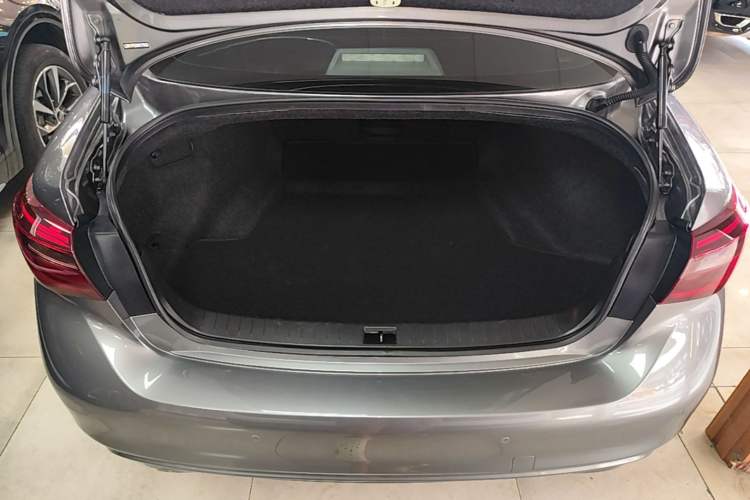 Used Infiniti Q50L 2018 2.0T Enjoyment Version China VI Standard Trunk