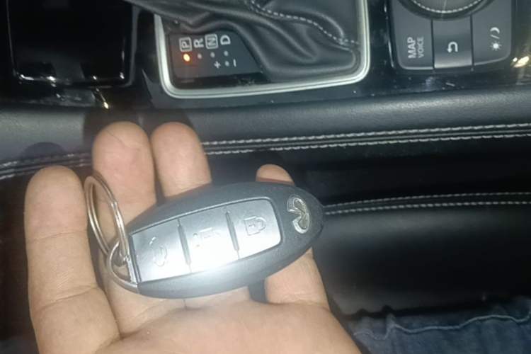 Used Infiniti Q50L 2018 2.0T Enjoyment Version China VI Standard Vehicle Key