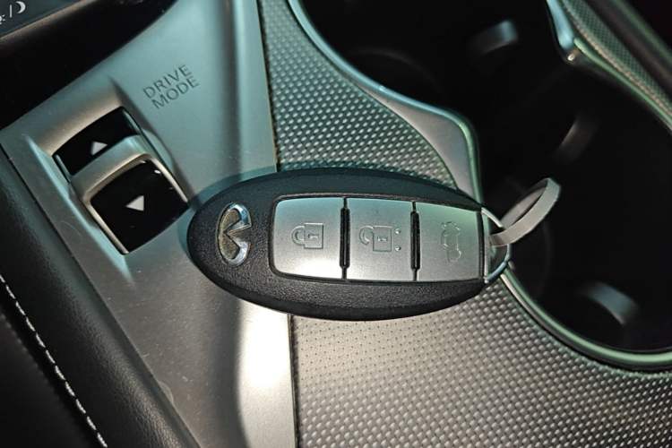 Used Infiniti Q50L 2018 2.0T Enjoyment Version China VI Standard Vehicle Key