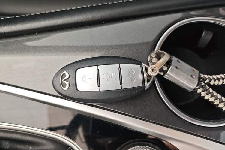 Used Infiniti Q50L 2018 2.0T Comfort Edition China VI Standard Vehicle Key