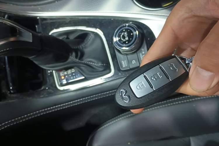 Used Infiniti Q50L 2018 2.0T Enjoyment Version China VI Standard Vehicle Key