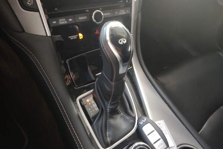 Used Infiniti Q50L 2018 2.0T Enjoyment Edition China V standard Gear Lever