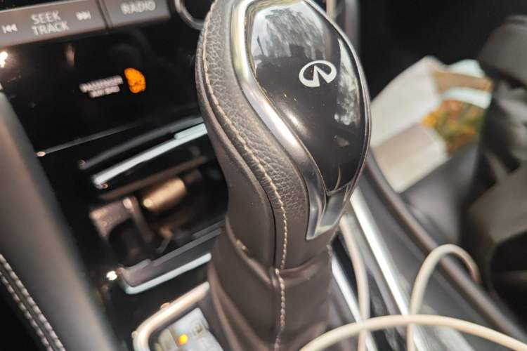 Used Infiniti Q50L 2018 2.0T Comfort Edition China VI Standard Gear Lever