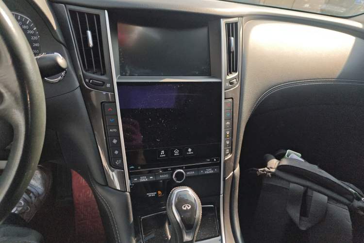 Used Infiniti Q50L 2018 2.0T Comfort Edition China V Standard Audio And AC Panel