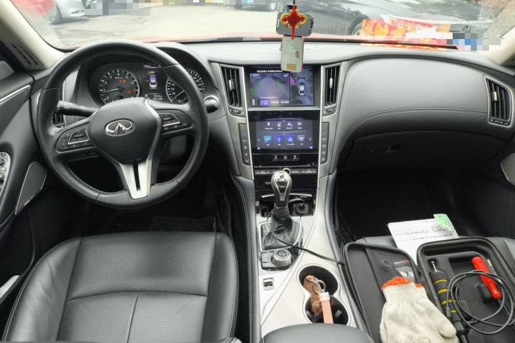 Used Infiniti Q50L 2018 2.0T Enjoyment Version China VI Standard Center Console