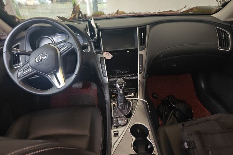 Used Infiniti Q50L 2018 2.0T Enjoyment Version China VI Standard Center Console