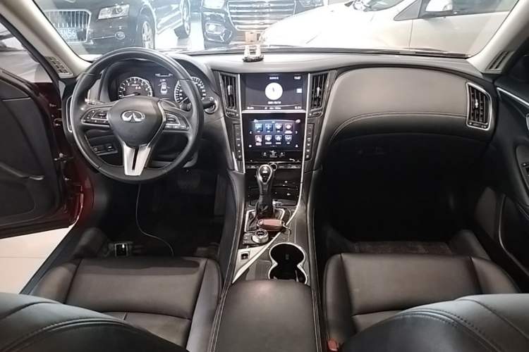 Used Infiniti Q50L 2018 2.0T Comfort Edition China V Standard Center Console