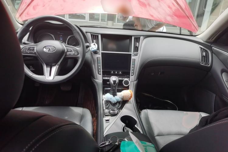 Used Infiniti Q50L 2018 2.0T Enjoyment Version China VI Standard Center Console