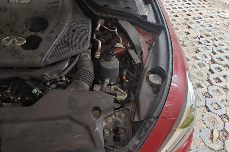Used Infiniti Q50L 2018 2.0T Enjoyment Version China VI Standard Engine Bay Left
