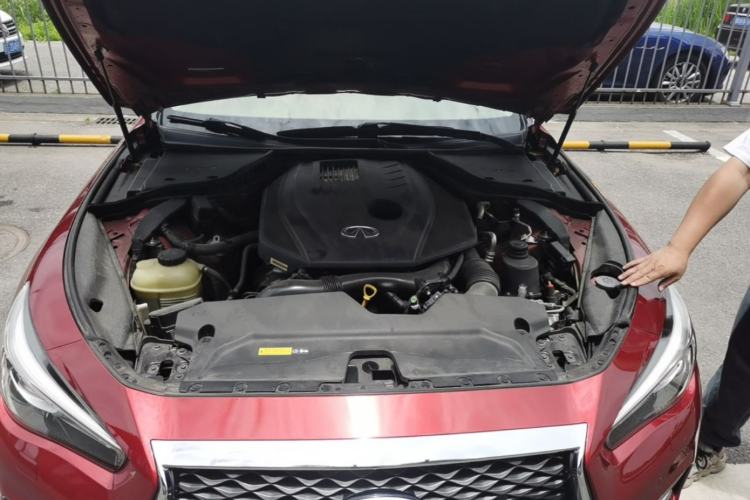 Used Infiniti Q50L 2018 2.0T Enjoyment Version China VI Standard Engine Bay