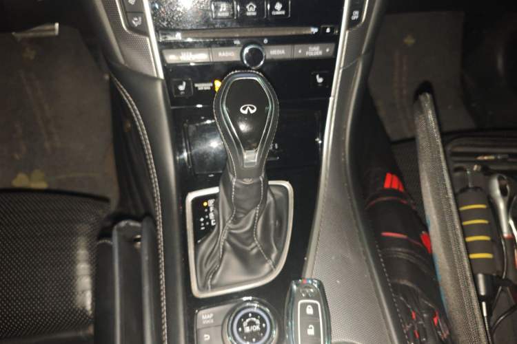 Used Infiniti Q50L 2018 2.0T Elite Sport Version China V Standard Gear Lever