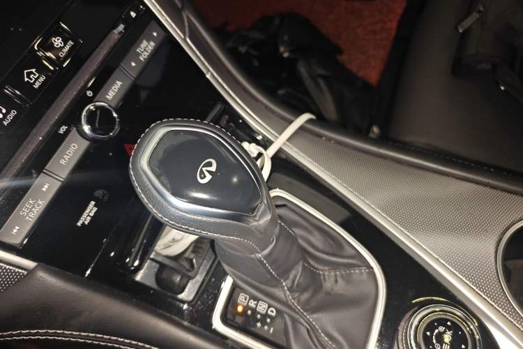 Used Infiniti Q50L 2018 2.0T Enjoyment Version China VI Standard Gear Lever