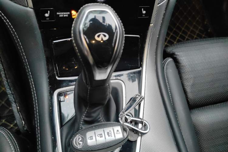 Used Infiniti Q50L 2018 2.0T Elite Sport Version China V Standard Gear Lever