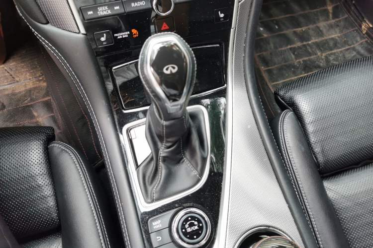 Used Infiniti Q50L 2018 2.0T Elite Sport Version China V Standard Gear Lever