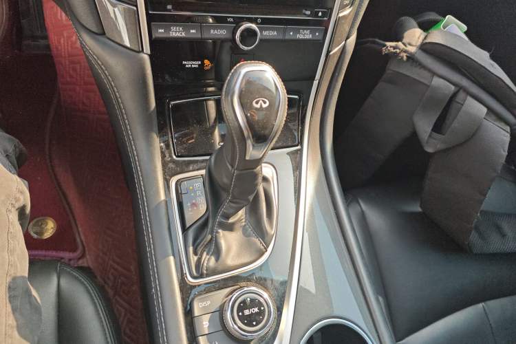 Used Infiniti Q50L 2018 2.0T Comfort Edition China V Standard Gear Lever