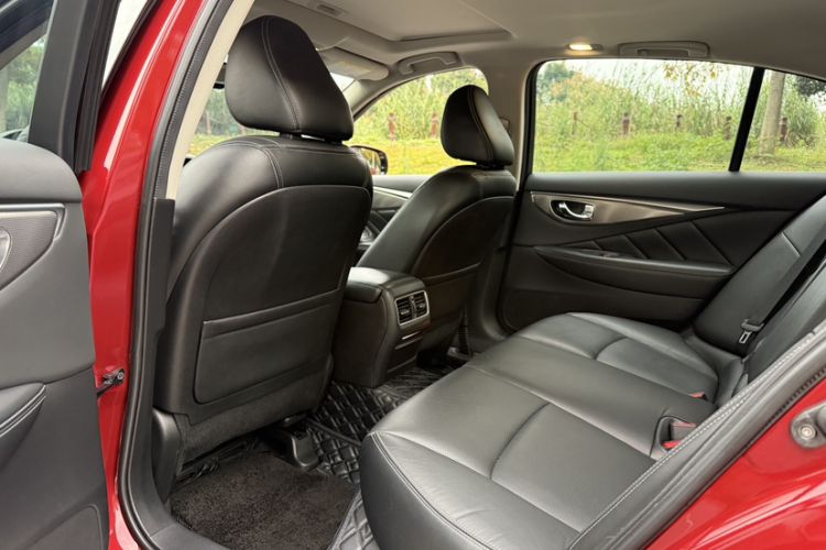 Used Infiniti Q50L 2018 2.0T Enjoyment Version China VI Standard Interior 3