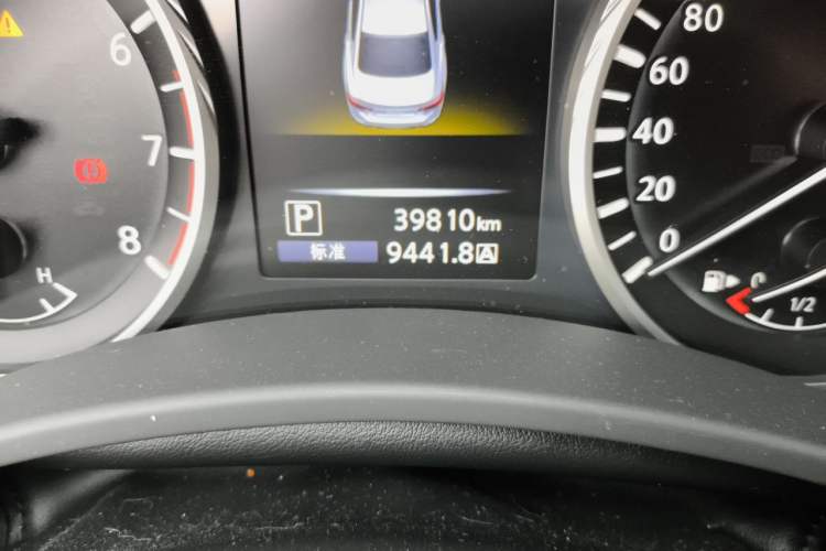 Used Infiniti Q50L 2018 2.0T Enjoyment Version China VI Standard Odometer Close Up