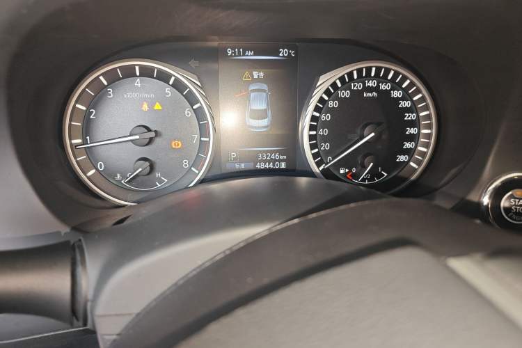 Used Infiniti Q50L 2018 2.0T Enjoyment Version China VI Standard Odometer Close Up