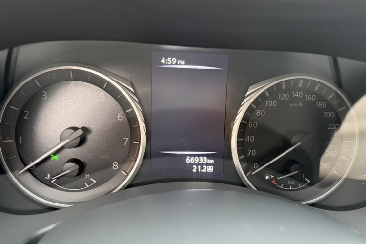 Used Infiniti Q50L 2018 2.0T Enjoyment Version China VI Standard Odometer Close Up