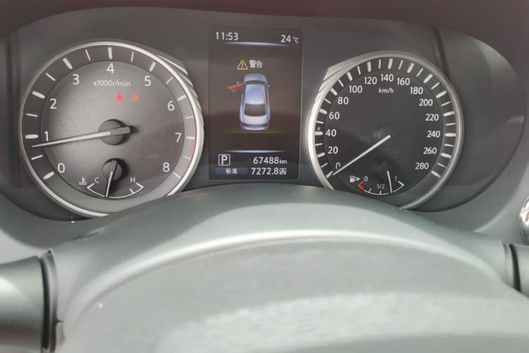 Used Infiniti Q50L 2018 2.0T Enjoyment Version China VI Standard Odometer Close Up