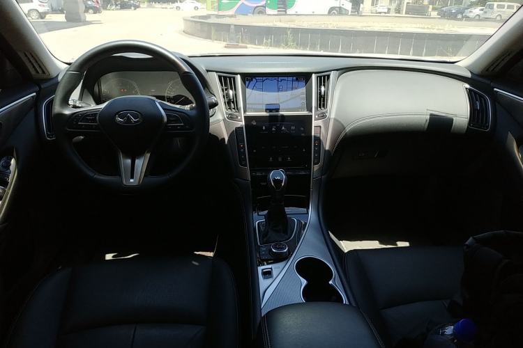 Used Infiniti Q50L 2018 2.0T Enjoyment Version China VI Standard Center Console