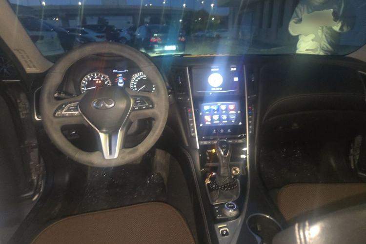 Used Infiniti Q50L 2018 2.0T Comfort Edition China VI Standard Center Console